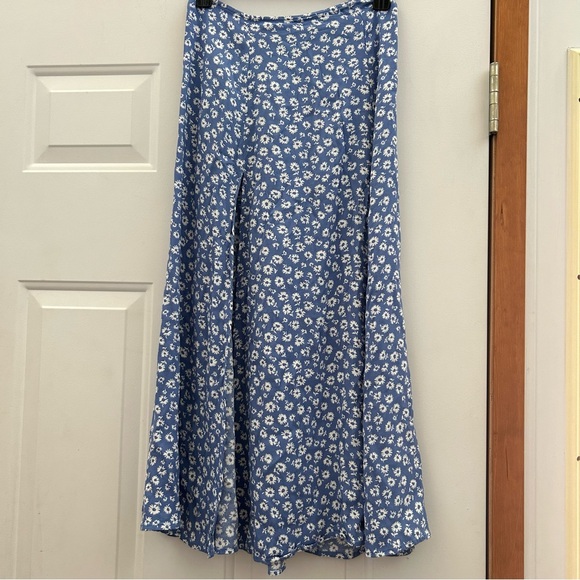 Reformation Zoe floral print midi skirt with slit in azzurro - Picture 7 of 10